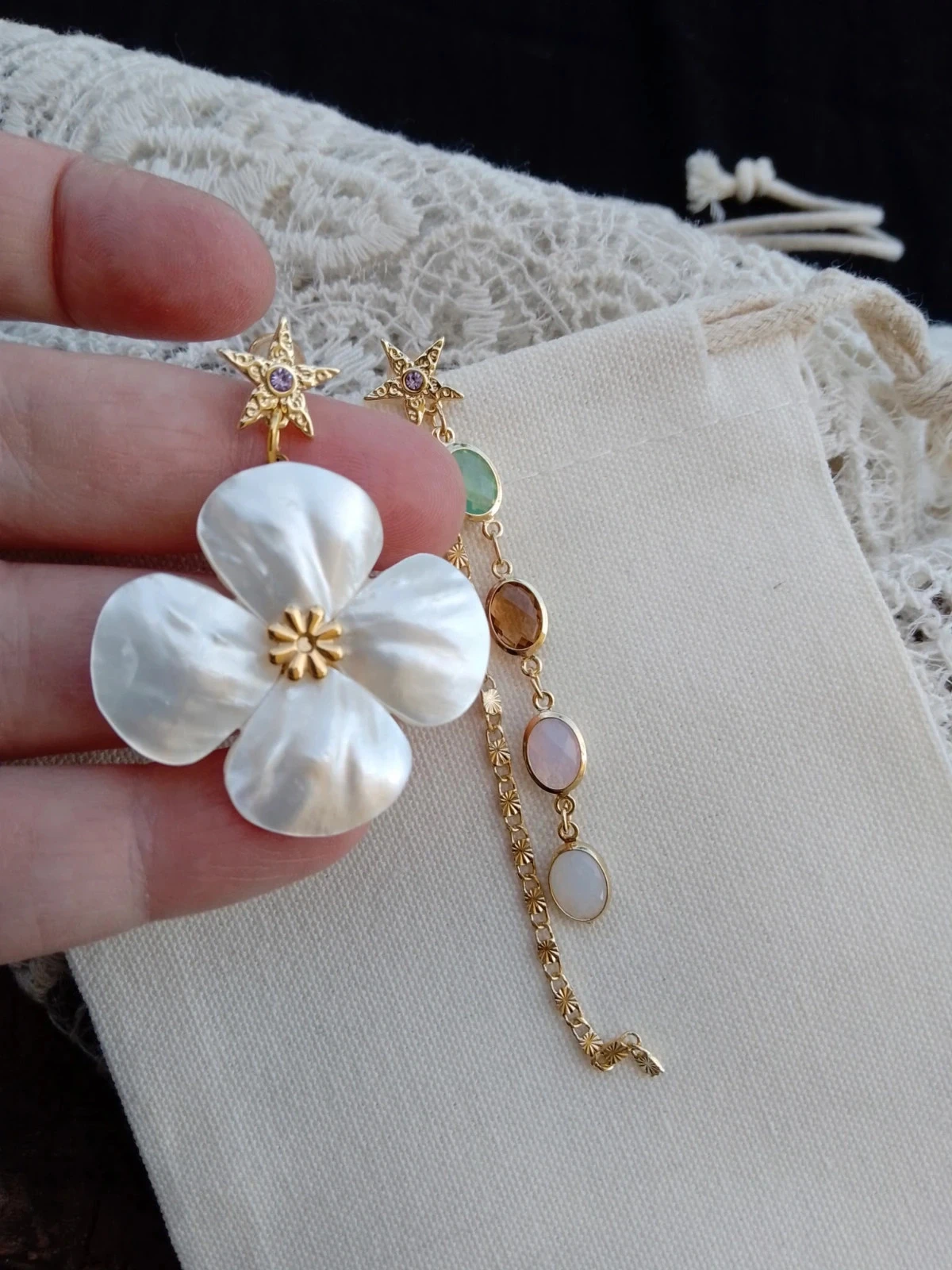 Pendientes bohemios asimétricos flores de nácar blanco – photo 3